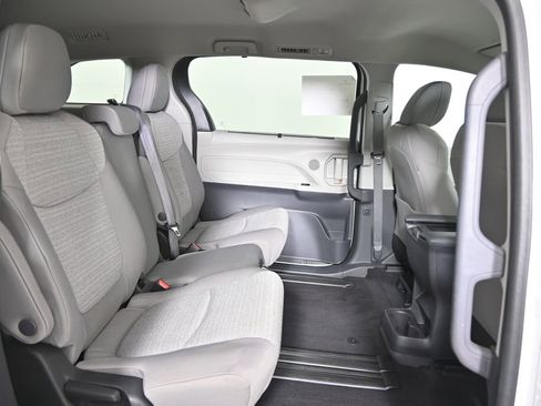 Used 2022 Toyota Sienna LE image 15