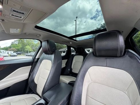 Used 2017 Jaguar F-PACE R-Sport image 9