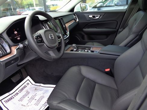 Used 2024 Volvo V60 B5 Cross Country Plus image 9