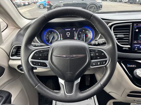 Used 2022 Chrysler Pacifica Touring-L image 19