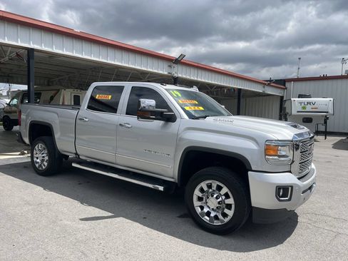Used 2019 GMC Sierra 2500 Denali w/ Duramax Plus Package AWD/4WD image 2