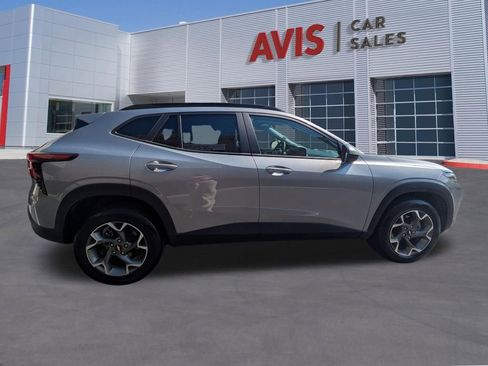 Used 2025 Chevrolet Trax LT w/ LT Convenience Package FWD image 5