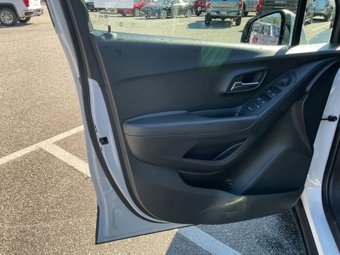 Used 2019 Chevrolet Trax LT w/ LT Convenience Package image 11