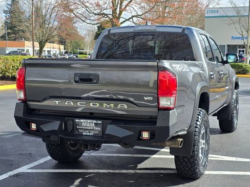 Used 2017 Toyota Tacoma TRD Off-Road w/ Premium & Technology Package image 8
