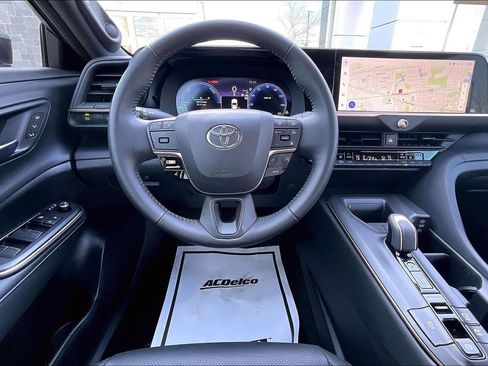 Used 2023 Toyota Crown Limited image 5