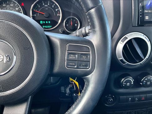 Used 2015 Jeep Wrangler Unlimited Rubicon w/ Connectivity Group AWD/4WD image 19