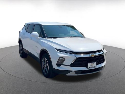 Used 2025 Chevrolet Blazer LT FWD image 3