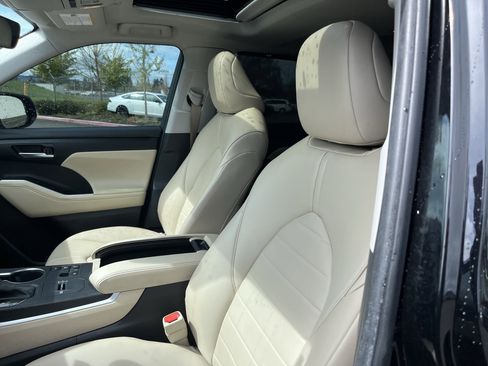 Used 2023 Toyota Highlander XLE AWD/4WD image 17