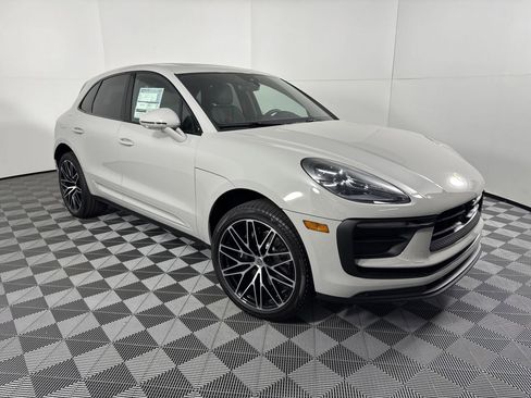 Certified 2025 Porsche Macan image 7