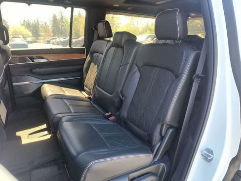 Used 2022 Jeep Grand Wagoneer Series III w/ Flexible Seating Group AWD/4WD image 23