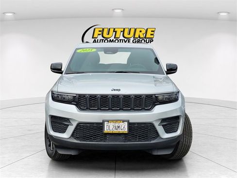 New 2025 Jeep Grand Cherokee Altitude image 3