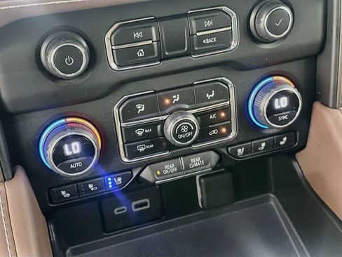Used 2024 Chevrolet Tahoe High Country AWD/4WD image 16