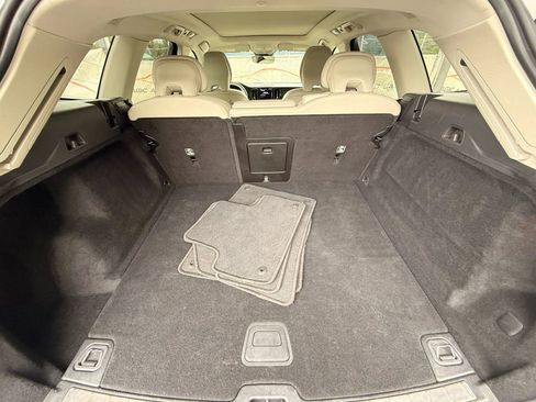 Used 2022 Volvo XC60 B5 Momentum image 20