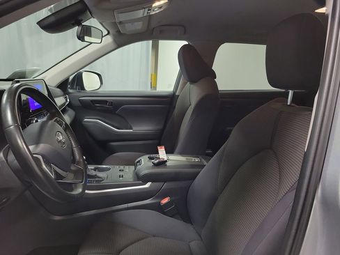 Used 2023 Toyota Highlander LE image 12