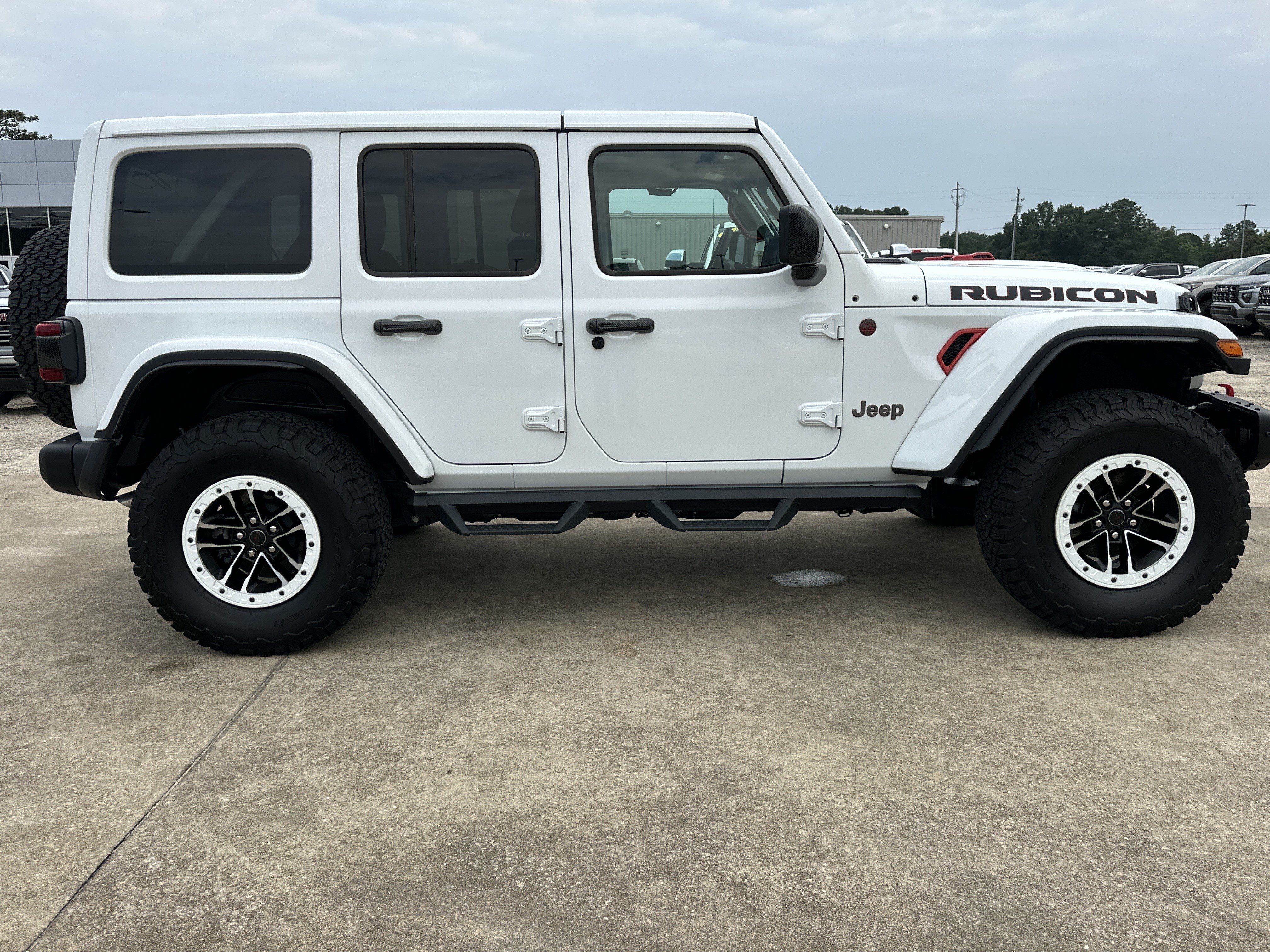 Used 2025 Jeep Wrangler Unlimited Rubicon AWD/4WD image 4