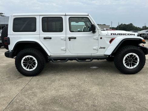 Used 2025 Jeep Wrangler Unlimited Rubicon AWD/4WD image 4