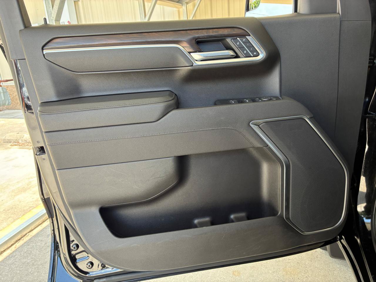 Used 2025 GMC Sierra 1500 SLT AWD/4WD image 8