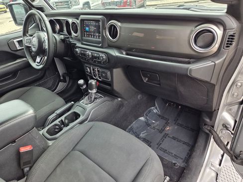 Used 2018 Jeep Wrangler Unlimited Sahara image 17