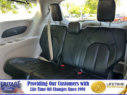 Used 2021 Chrysler Pacifica Touring-L FWD image 15