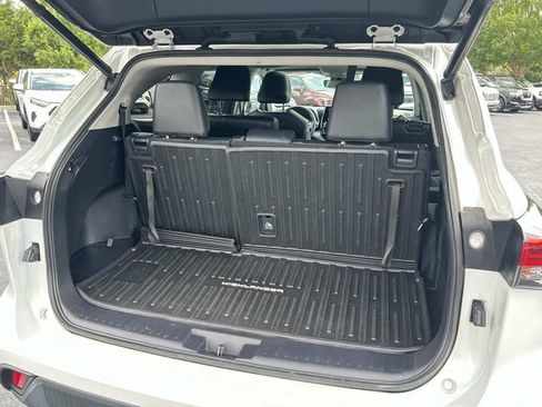 Used 2022 Toyota Highlander XLE AWD/4WD image 12