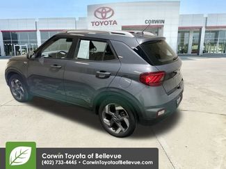 Used 2025 Hyundai Venue SEL video 3