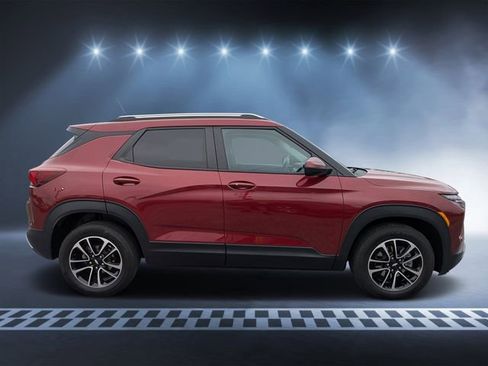 Used 2024 Chevrolet TrailBlazer LT image 2