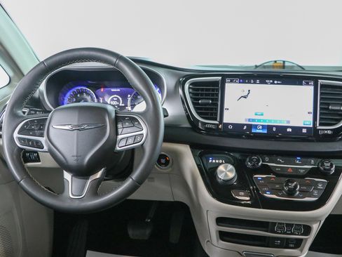 Used 2022 Chrysler Pacifica Touring-L FWD image 17