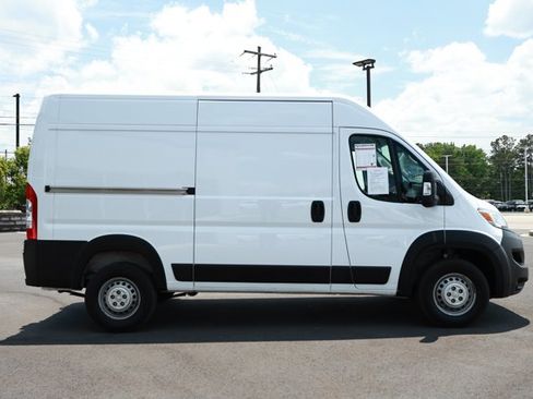 Used 2024 RAM ProMaster 2500 w/ Convenience Group FWD image 4