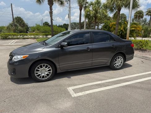 Used 2013 Toyota Corolla LE FWD image 3