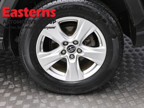 Used 2020 Toyota RAV4 LE AWD/4WD image 8