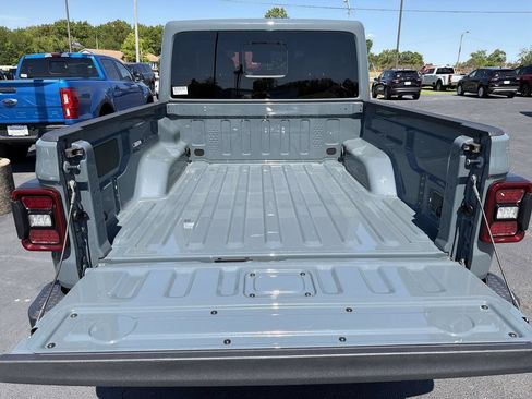 Used 2025 Jeep Gladiator Mojave w/ Convenience Group AWD/4WD image 28
