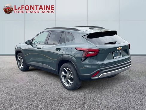 Used 2025 Chevrolet Trax LT FWD image 5