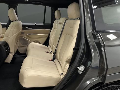 Used 2025 Jeep Grand Cherokee Limited w/ Luxury Tech Group II image 32