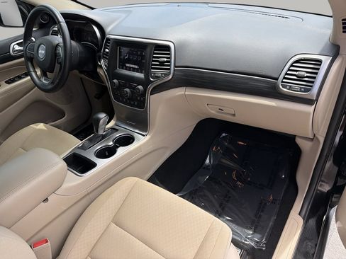 Used 2020 Jeep Grand Cherokee Laredo RWD image 10