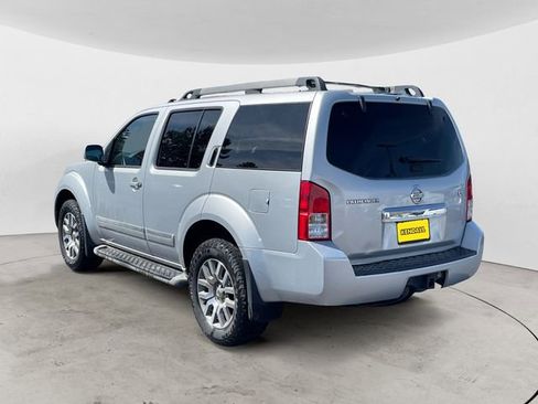 Used 2011 Nissan Pathfinder LE w/ Navigation Pkg AWD/4WD image 3