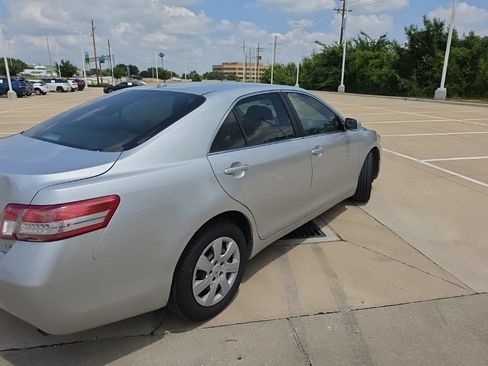 Used 2010 Toyota Camry LE FWD image 3