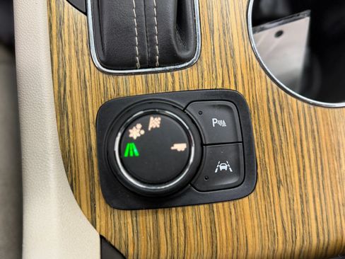 Used 2017 GMC Acadia Denali w/ Technology Package FWD image 33