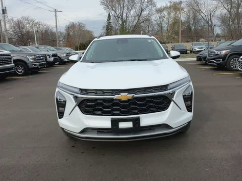 Used 2025 Chevrolet Trax LT w/ LT Convenience Package image 3
