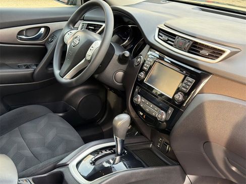 Used 2016 Nissan Rogue SV w/ SV Premium Package image 11