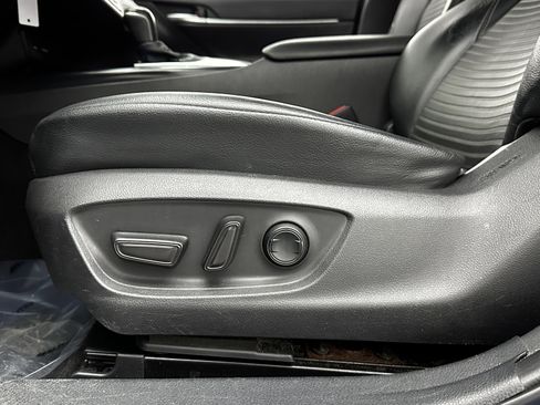 Used 2020 Toyota Camry SE image 12