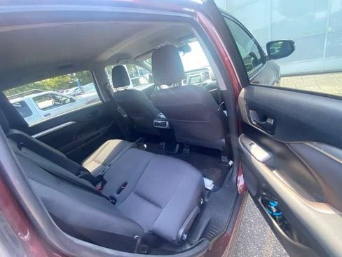 Used 2017 Toyota Highlander LE FWD image 14