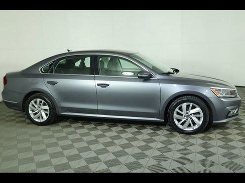 Used 2018 Volkswagen Passat 2.0T SE FWD image 9