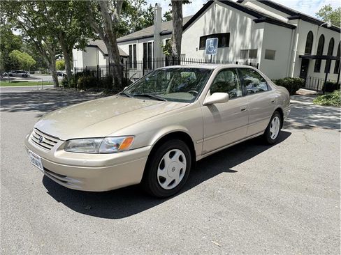 Used 1998 Toyota Camry LE FWD image 1