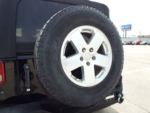 Used 2010 Jeep Wrangler Unlimited Sahara AWD/4WD image 12