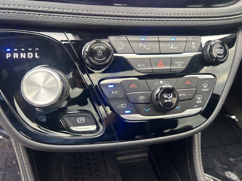 Used 2025 Chrysler Pacifica Limited FWD image 29