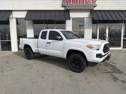 Used 2018 Toyota Tacoma SR image 4