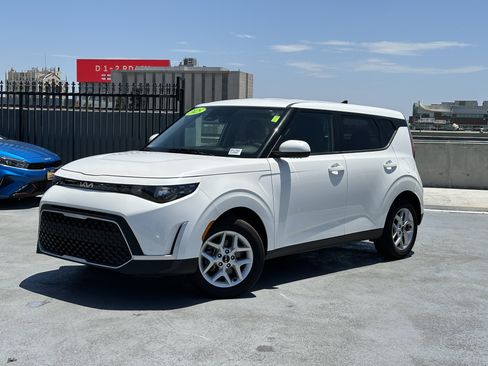 Certified 2025 Kia Soul LX w/ LX Technology Package FWD image 2