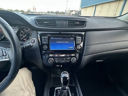 Used 2017 Nissan Rogue SV w/ SV Premium Package AWD/4WD image 32