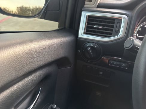 Used 2017 Nissan Titan SV image 17