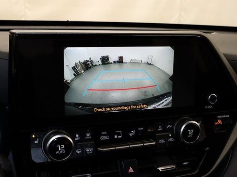 Used 2023 Toyota Highlander XLE image 18
